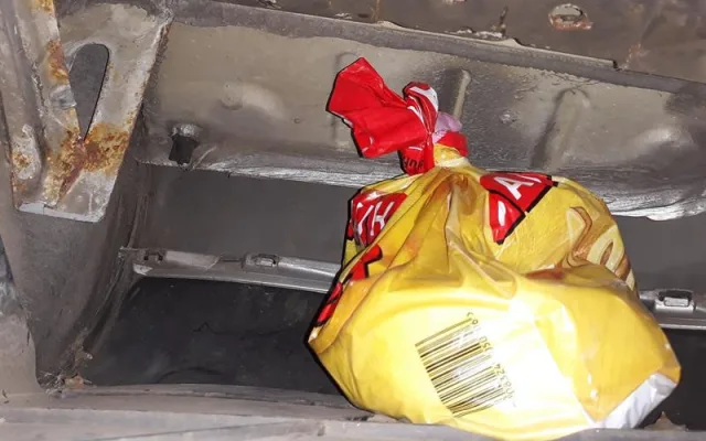 Celníci zastavili na dálnici D3 osobák, našli v něm skoro kilo a půl heroinu.