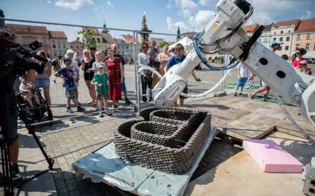 V Budějcích začal sochařský festival, sochy tiskne i robot.