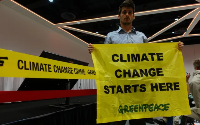 Greenpeace vtrhlo na valnou hromadu ČEZ. Jedna z aktivistek přišla v převleku za uhlí.
