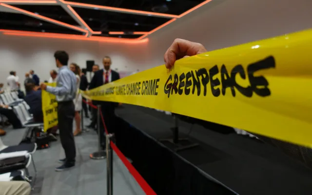 Greenpeace vtrhlo na valnou hromadu ČEZ. Jedna z aktivistek přišla v převleku za uhlí.