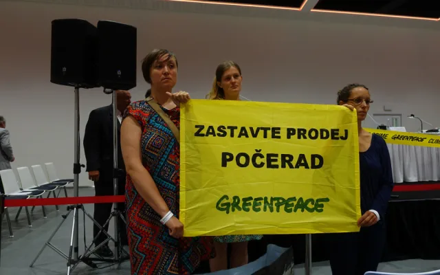 Greenpeace vtrhlo na valnou hromadu ČEZ. Jedna z aktivistek přišla v převleku za uhlí.