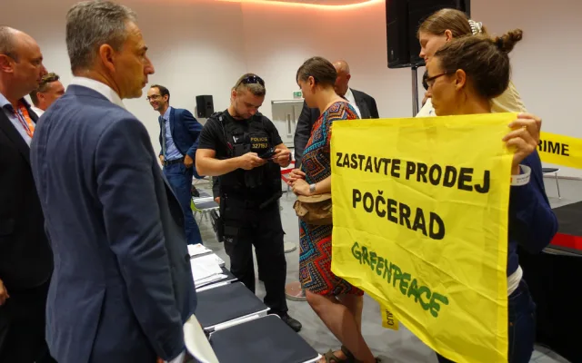 Greenpeace vtrhlo na valnou hromadu ČEZ. Jedna z aktivistek přišla v převleku za uhlí.