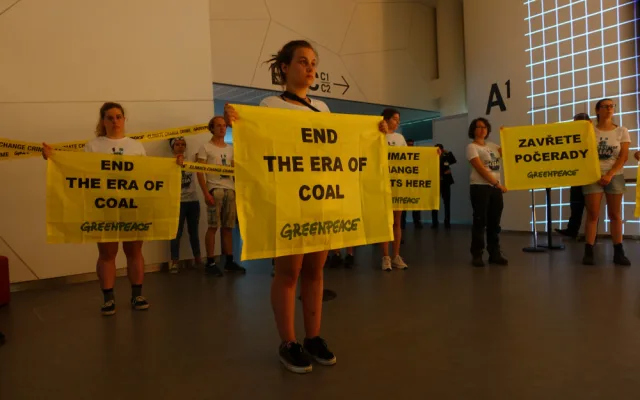 Greenpeace vtrhlo na valnou hromadu ČEZ. Jedna z aktivistek přišla v převleku za uhlí.