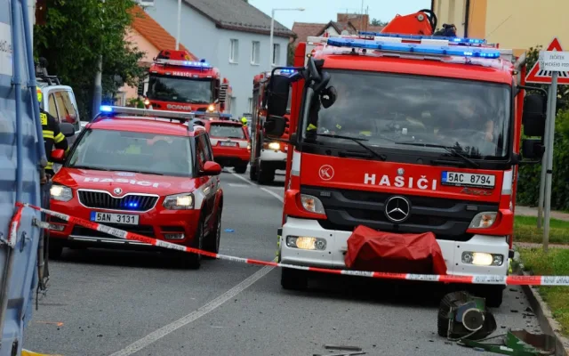 Policie obvinila řidiče auta, který se srazil s vlakem v Uhříněvsi