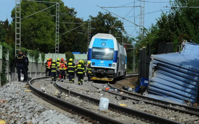 Policie obvinila řidiče auta, který se srazil s vlakem v Uhříněvsi