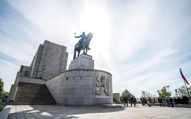 Politici k výročí konce války položili věnce, kvůli viru odděleně.