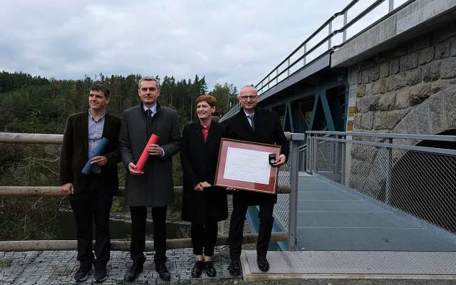 Železniční most v Pňovanech a zavěšená lávka pro pěší i cyklisty má Cenu Patria Nostra