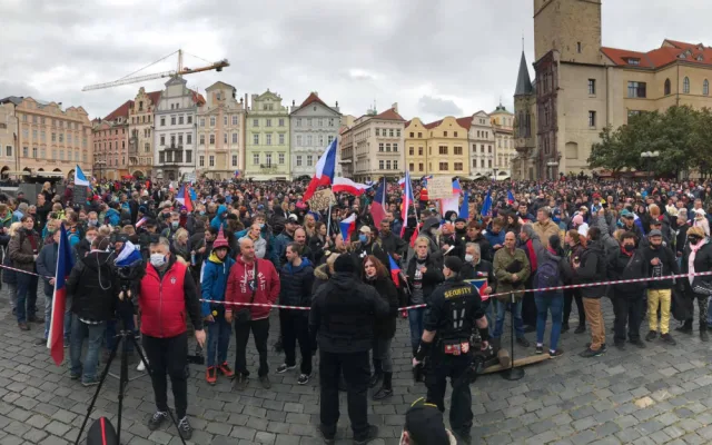 Na Staroměstském náměstí probíhá demonstrace proti vládním opatřením