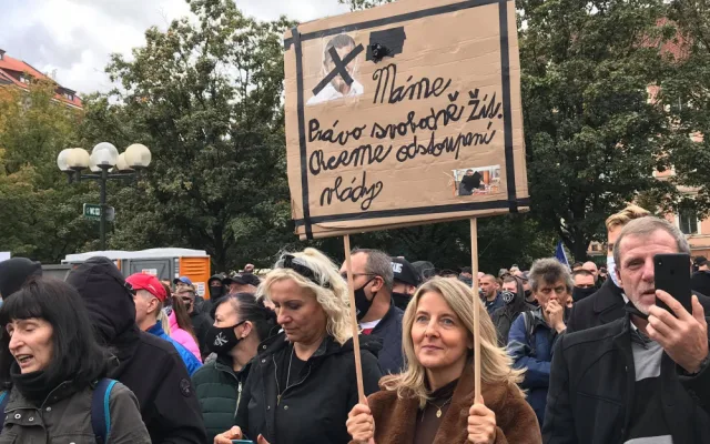 Na Staroměstském náměstí probíhá demonstrace proti vládním opatřením