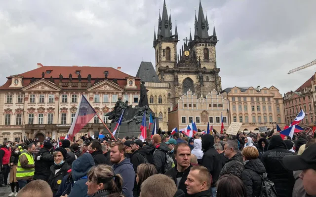 Na Staroměstském náměstí probíhá demonstrace proti vládním opatřením