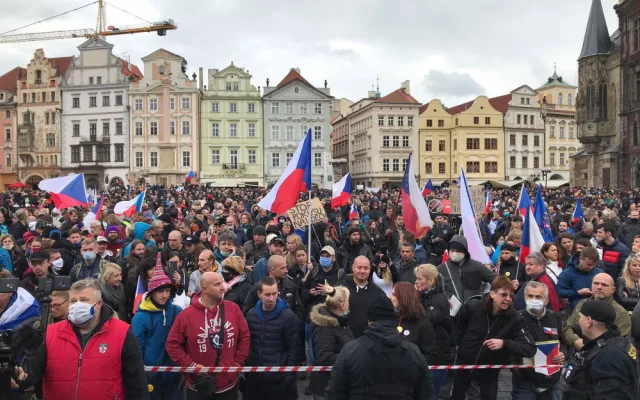 Na Staroměstském náměstí probíhá demonstrace proti vládním opatřením