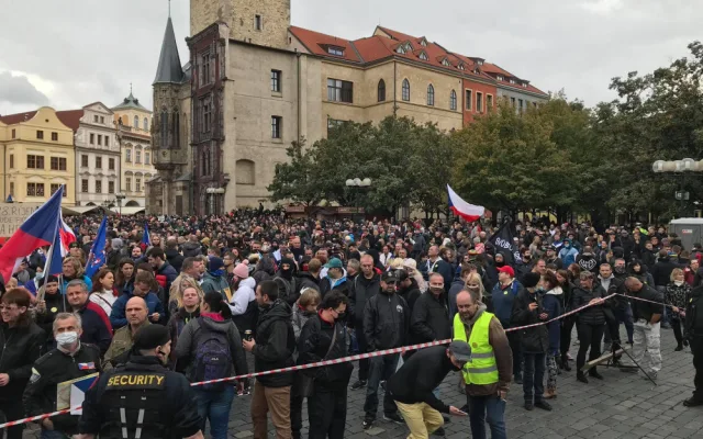 Na Staroměstském náměstí probíhá demonstrace proti vládním opatřením