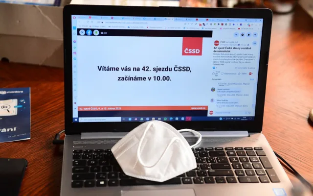 Sjezd ČSSD bude po volebním pátku dnes pokračovat hlavně programovou debatou