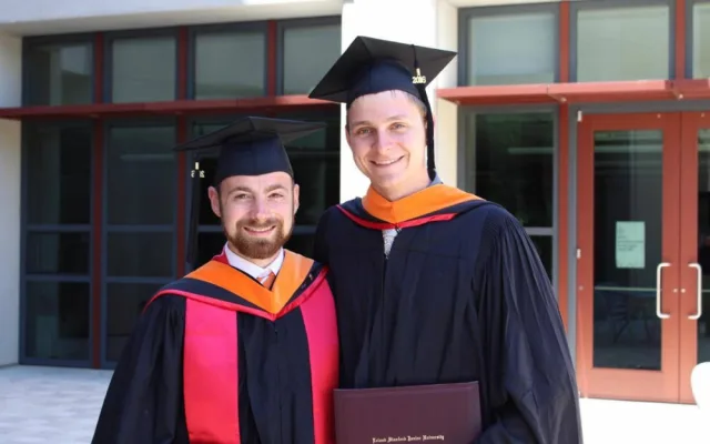 Promoce z oboru Aeronautics &amp; Astronautics na Stanford University.