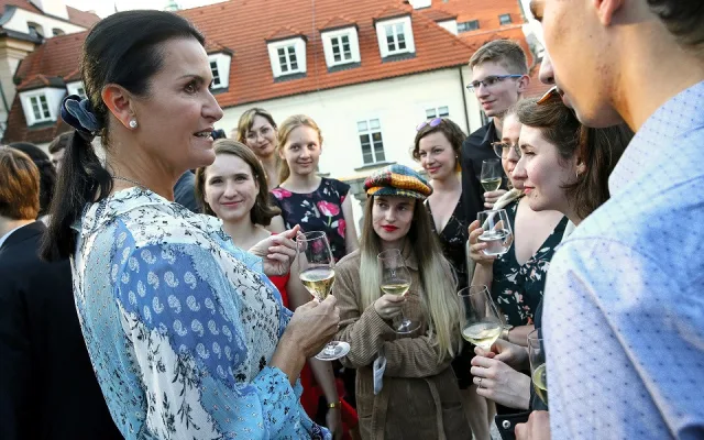 Finaliste programu Scholarship 2021 v neformálním rozhovoru s Michaelou Bakala při večerní slavnosti