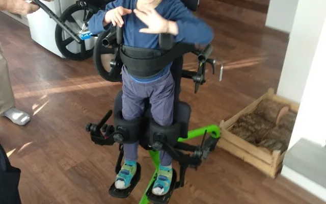 V Kostelci nad Orlicí se složili malému Zdendovi na doplacení vozíku. Zdenda bojuje se spinální muskulární atrofií