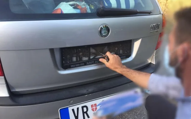 Kontroly registračních značek na kosovských hranicích.
