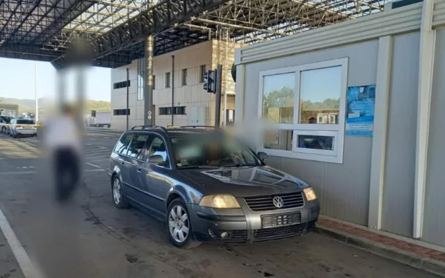 Kontroly registračních značek na kosovských hranicích.