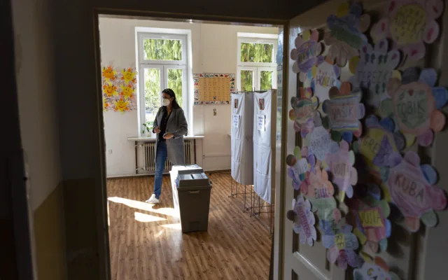 Volební místnosti se uzavřely. Začalo sčítání hlasů.