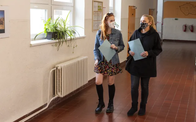 Volební místnosti se uzavřely. Začalo sčítání hlasů.