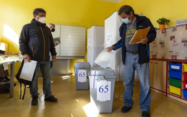 Volební místnosti se uzavřely. Začalo sčítání hlasů.