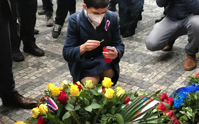 Babiš se bál demonstrantů, na Zemanovu kytici přihlížející bučeli, místo Hřiba přišla Richterová