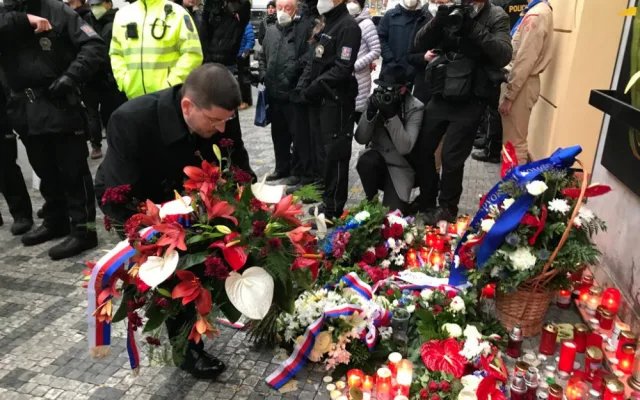 Babiš se bál demonstrantů, na Zemanovu kytici přihlížející bučeli, místo Hřiba přišla Richterová