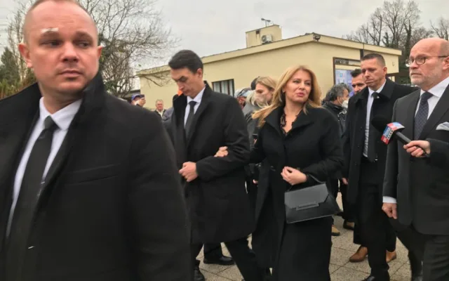 Rozloučení s Miroslavem Žbirkou. Dorazily stovky lidí, mezi nimi i slovenská prezidentka