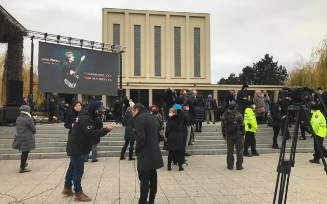Rozloučení s Miroslavem Žbirkou. Dorazily stovky lidí, mezi nimi i slovenská prezidentka