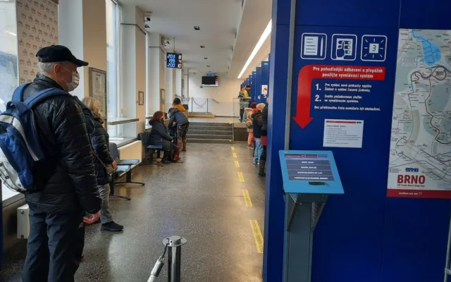 V Brně definitivně odzvonilo papírovým šalinkartám. Lidé si je mění za elektronické