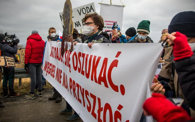 Zaplaťte pokutu, zavřete důl. U Turówa demonstrovaly desítky odpůrců těžby