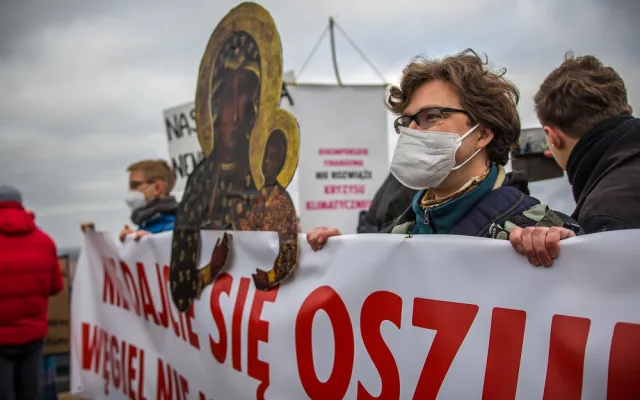 Zaplaťte pokutu, zavřete důl. U Turówa demonstrovaly desítky odpůrců těžby