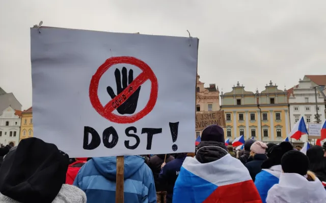 Odpůrci povinného očkování zaplnili plzeňské náměstí, promluvili policisté, lékaři i Tomáš Ortel