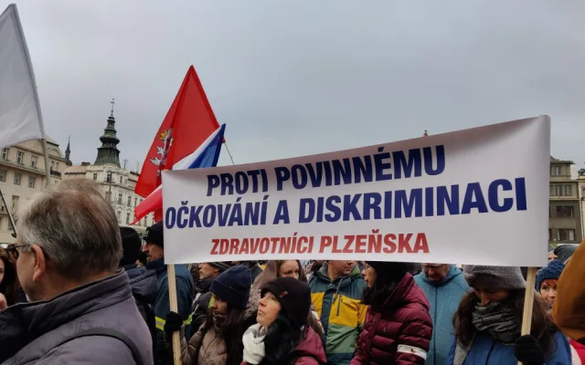 Odpůrci povinného očkování zaplnili plzeňské náměstí, promluvili policisté, lékaři i Tomáš Ortel
