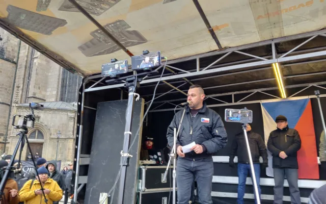 Odpůrci povinného očkování zaplnili plzeňské náměstí, promluvili policisté, lékaři i Tomáš Ortel
