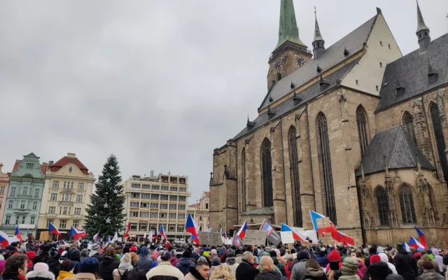 Odpůrci povinného očkování zaplnili plzeňské náměstí, promluvili policisté, lékaři i Tomáš Ortel