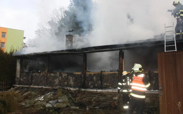 Lidé mohou pomoci rodině, které shořel dům. Nabízí i postele a jiné vybavení