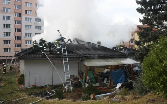 Lidé mohou pomoci rodině, které shořel dům. Nabízí i postele a jiné vybavení