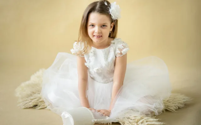 Kvůli vzácnému syndromu nemůže šestiletá Lilly na narozeninové oslavy, k bazénu nebo do obchodních center