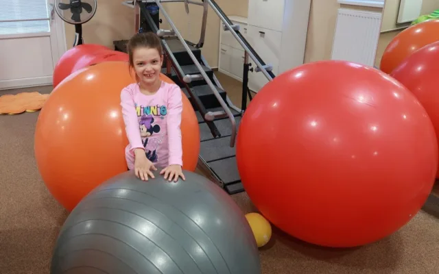 Kvůli vzácnému syndromu nemůže šestiletá Lilly na narozeninové oslavy, k bazénu nebo do obchodních center