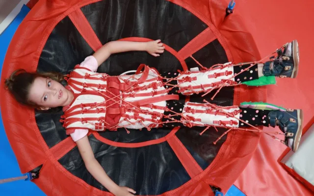 Kvůli vzácnému syndromu nemůže šestiletá Lilly na narozeninové oslavy, k bazénu nebo do obchodních center