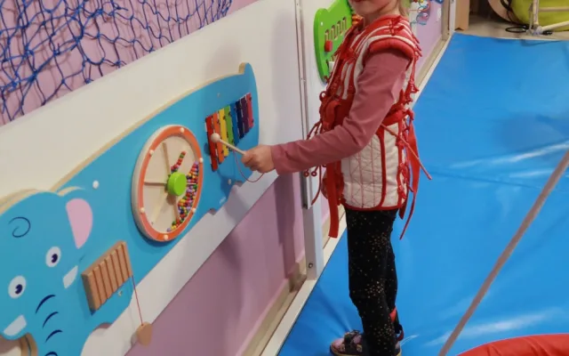 Kvůli vzácnému syndromu nemůže šestiletá Lilly na narozeninové oslavy, k bazénu nebo do obchodních center