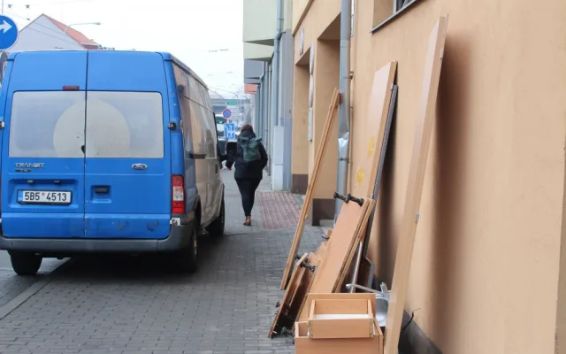 Drogy, hluk a nepořádek. V brněnském domě dělají zle obyvatelé sociálních bytů