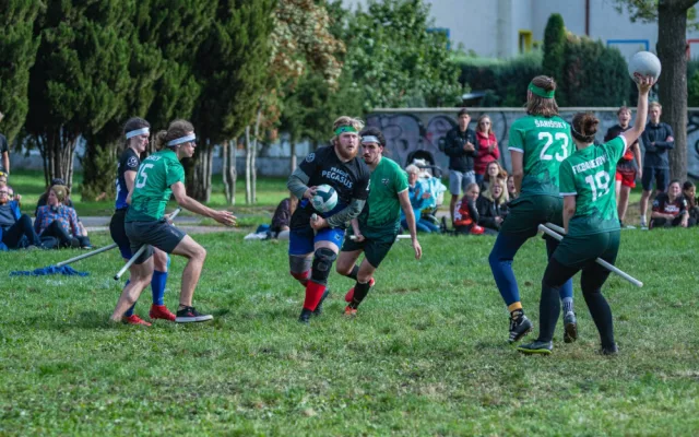 Chrániče na zuby a zlatonka v trenýrkách. Přečtěte si, jak se v Praze hraje famfrpál
