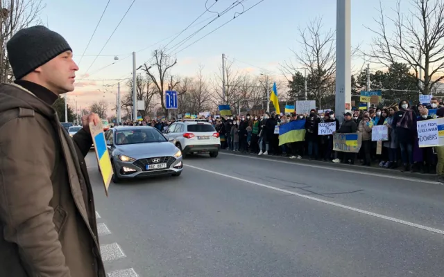 Před ruským konzulátem v Brně protestovali lidé proti invazi na Ukrajinu
