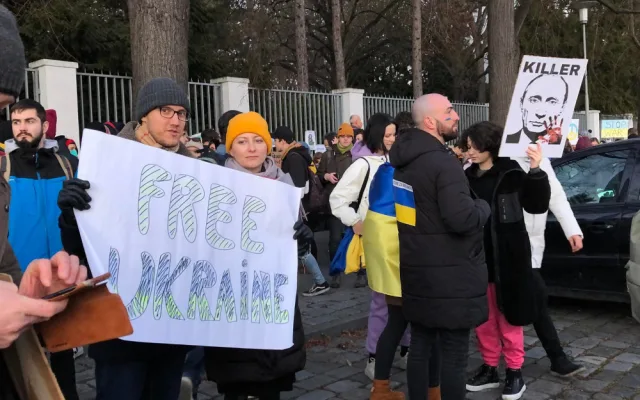 Před ruským konzulátem v Brně protestovali lidé proti invazi na Ukrajinu