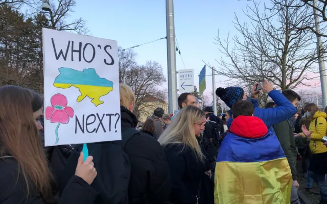 Před ruským konzulátem v Brně protestovali lidé proti invazi na Ukrajinu