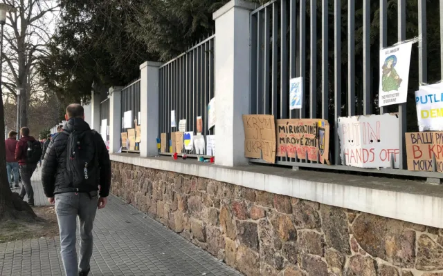 Před ruským konzulátem v Brně protestovali lidé proti invazi na Ukrajinu