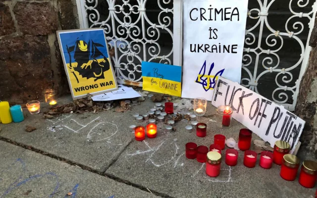 Před ruským konzulátem v Brně protestovali lidé proti invazi na Ukrajinu