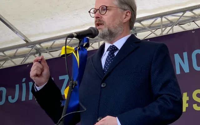 Slzy zoufalství i prosba o uzavření vzdušného prostoru. Tisíce lidí na Václaváku podporují Ukrajinu.